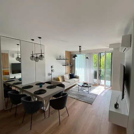 Clyde-premium Lelle Waterfront Private Apartment *