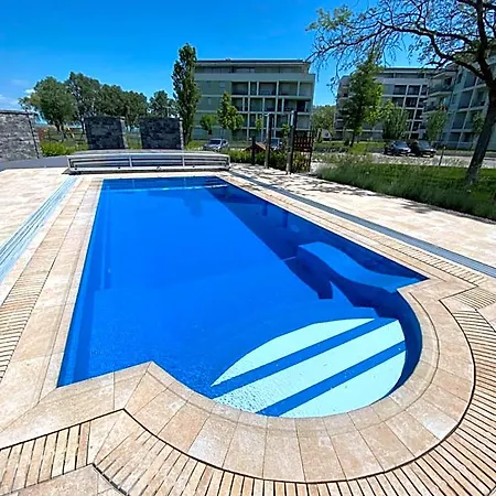 Clyde-premium Lelle Waterfront Private Apartment *